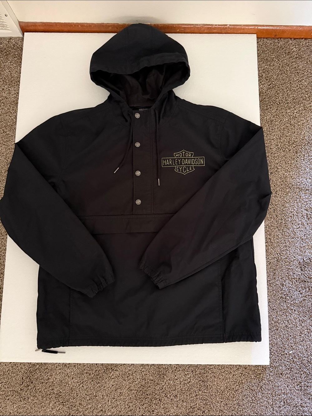 Harley Davidson men’s half zip windbreaker with front pouch & pockets.